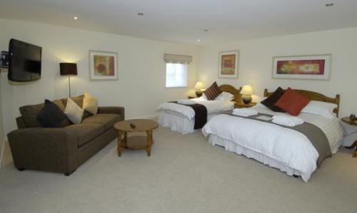 Отель The Bird In Hand Inn, Witney