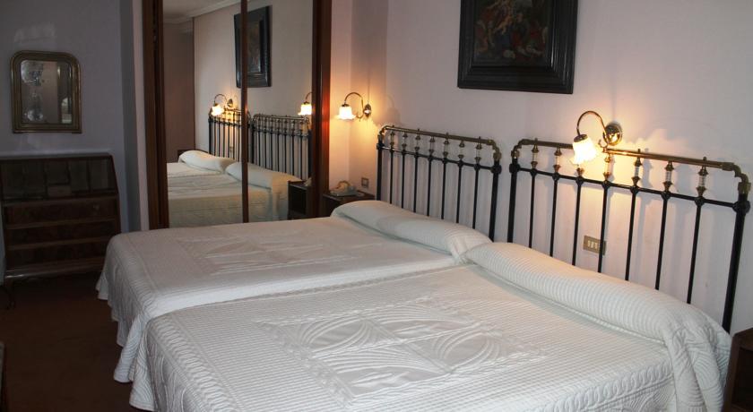 Отель Hotel Santillana