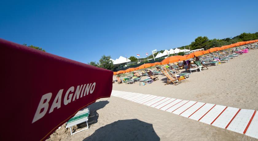 Отель Villaggio Camping Spiaggia Lunga
