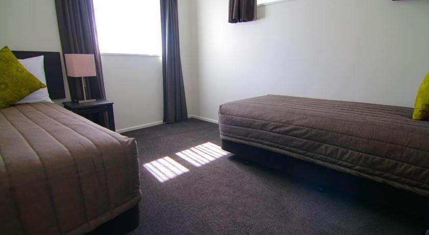 Отель Airport Palms Motel