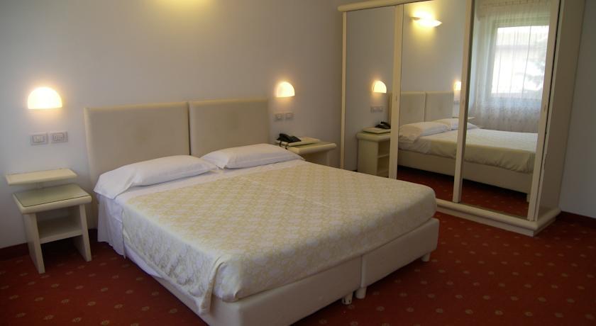 Отель Hotel Moderno
