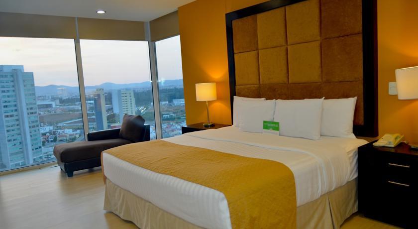 Отель La Quinta Inn & Suites Puebla Palmas