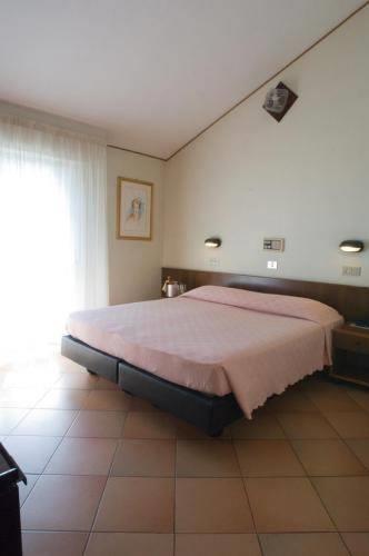 Отель Hotel Miralaghi