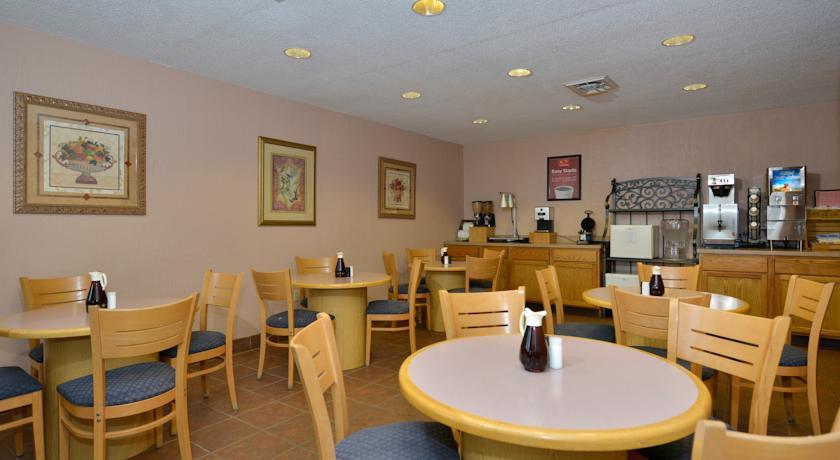 Отель Econo Lodge East