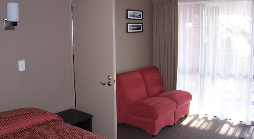 Отель Cranford Oak Motel