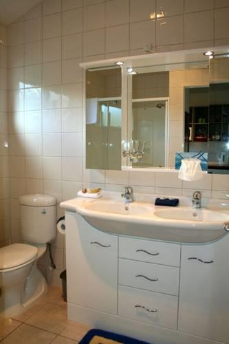 Отель Admirals View Lodge