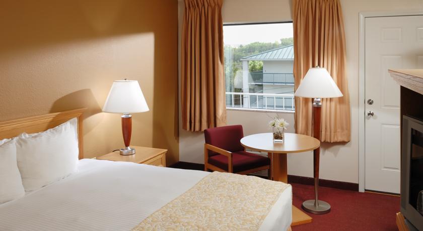Отель Whispering Hills Inn