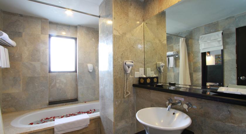 Отель The Lokha Legian