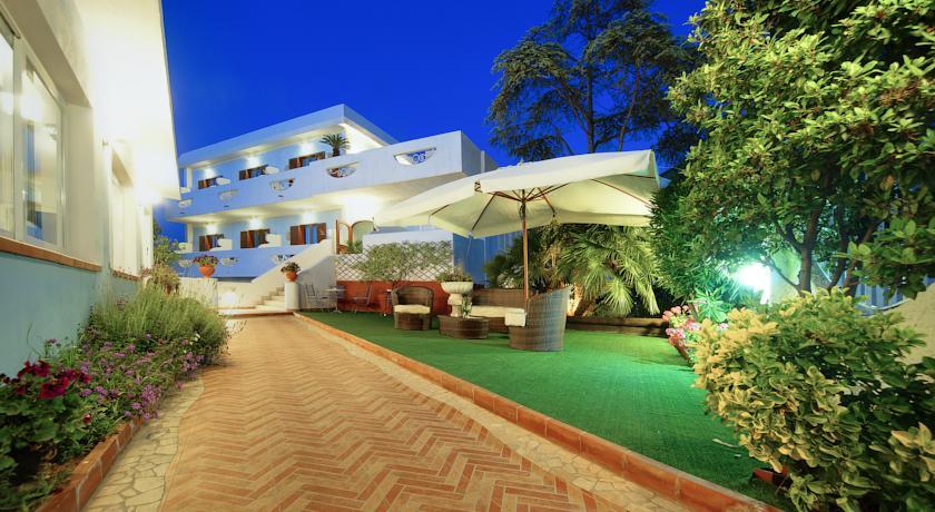 Отель Iris Hotel