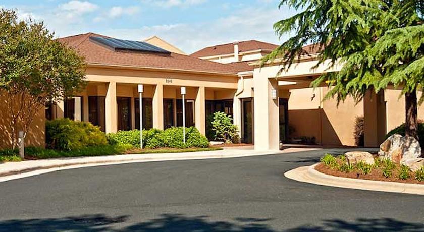 Отель Courtyard Raleigh Midtown