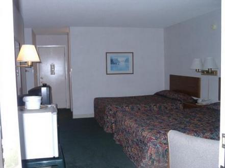 Отель Waterfront Inn Mackinaw City
