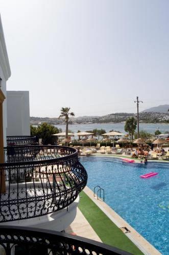 Отель Tropicana Beach