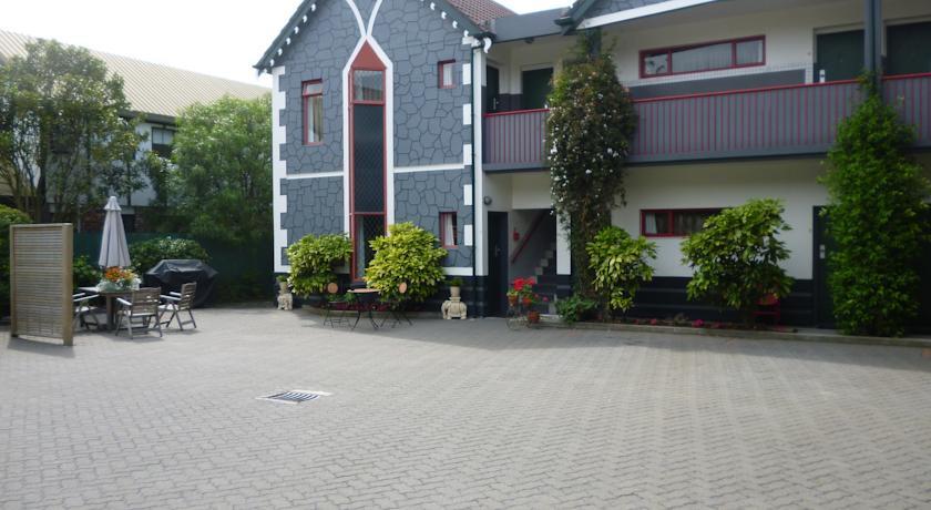 Отель Amross Court Motor Lodge