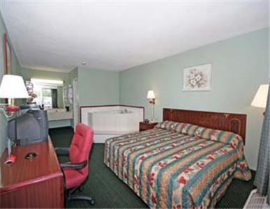 Отель Super 8 Raleigh Downtown East