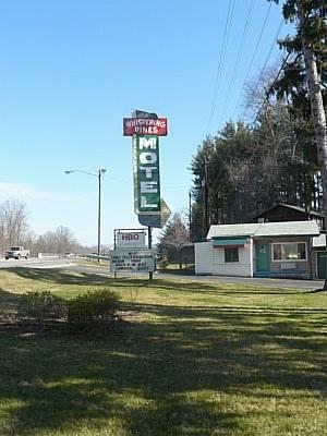 Отель Whispering Pines Motel
