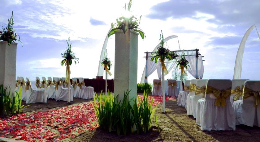 Отель Senggigi Beach Hotel Lombok