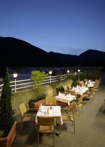 Отель Hotel Goldenes Roessl