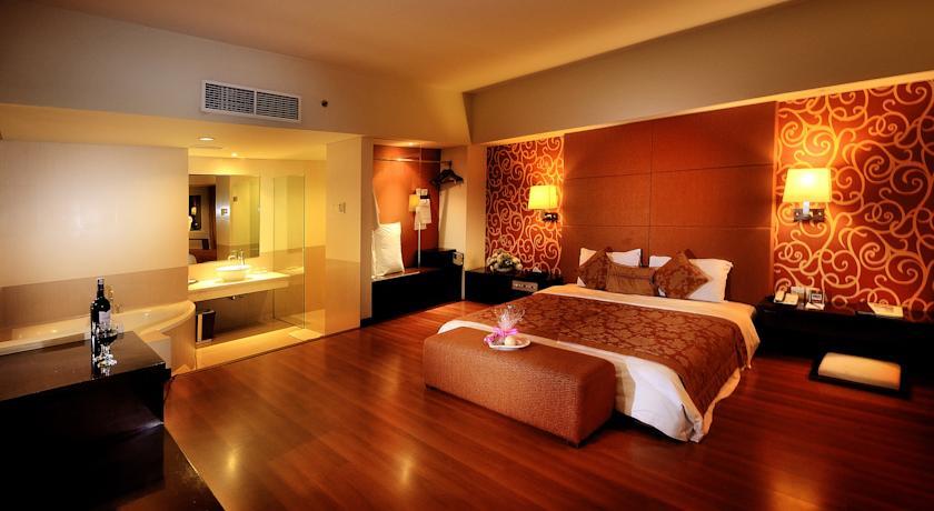 Отель Grand Clarion Hotel Makassar