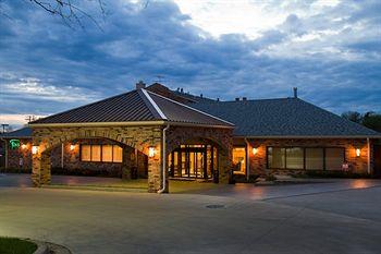 Отель Comfort Inn & Suites