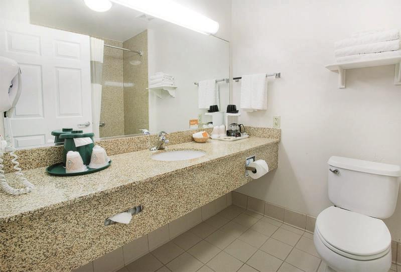 Отель LA QUINTA INN & SUITES BAKERSFIELD