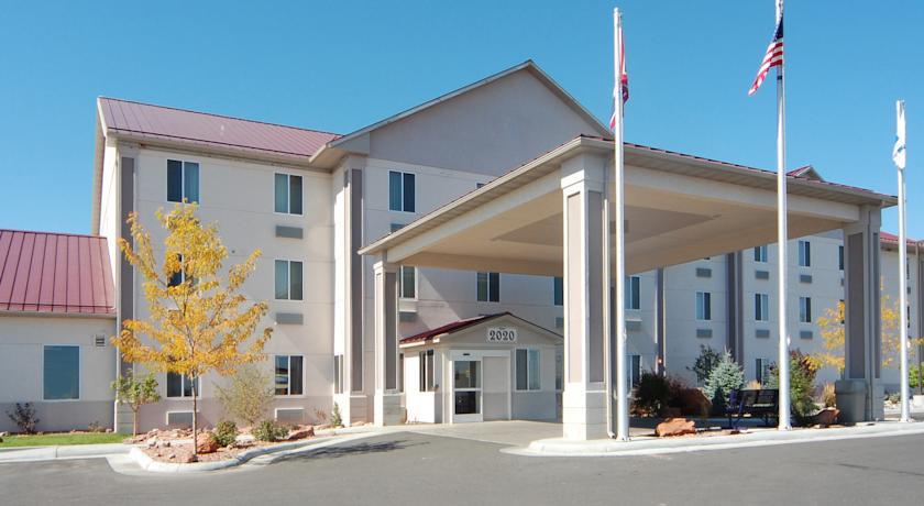 Отель Comfort Inn & Suites