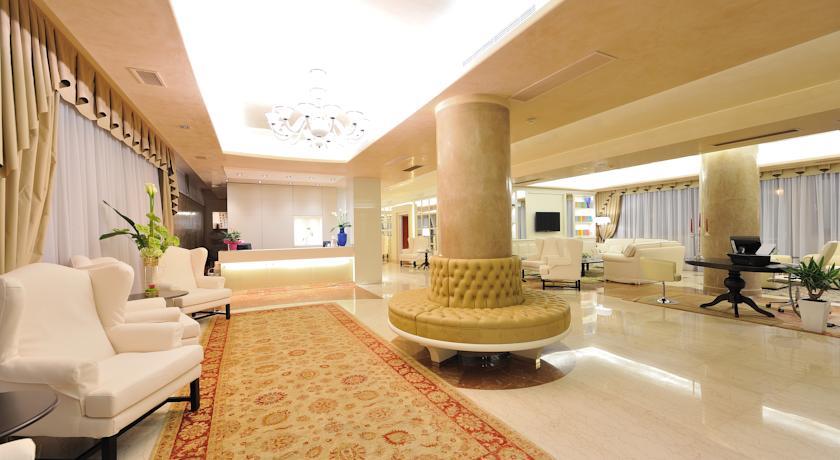 Отель Hotel Roxy Plaza