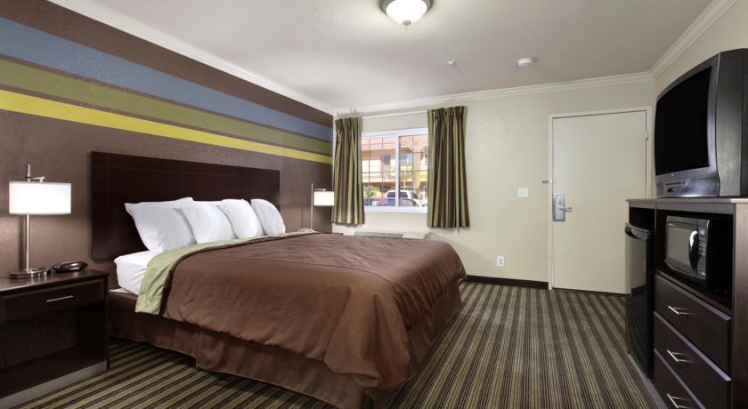 Отель Travelodge Ontario