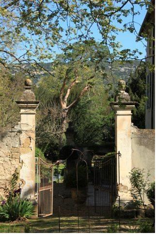 Апартаменты Chambres d'Hôtes Le Galinier de Lourmarin