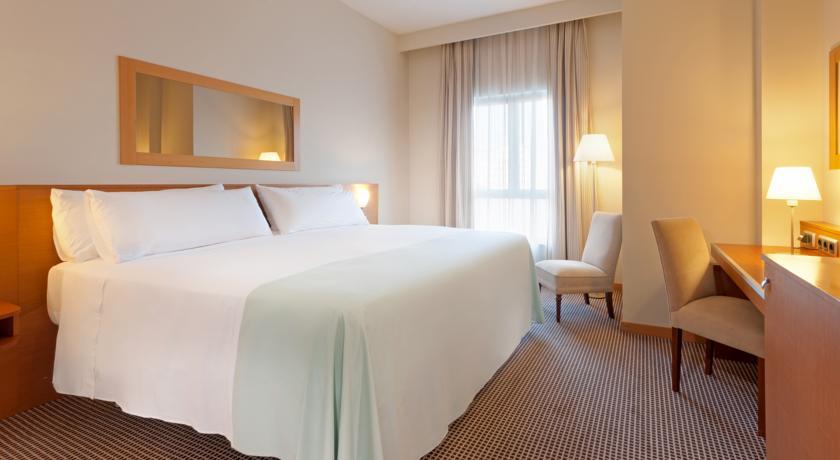 Отель Hotel Tryp Leon