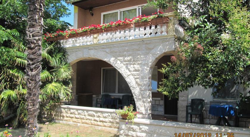 Апартаменты Apartments Polomčić