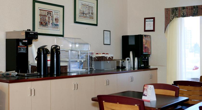 Отель Econo Lodge Inn and Suites Lethbridge