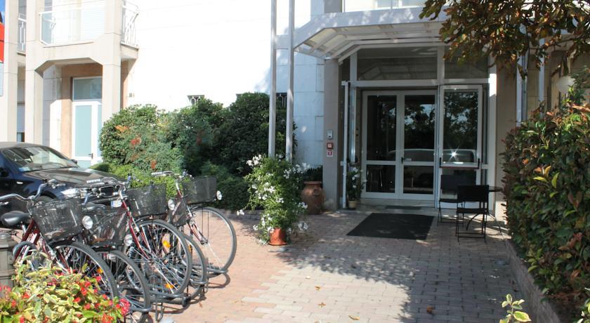 Отель Hotel Cremona Viale