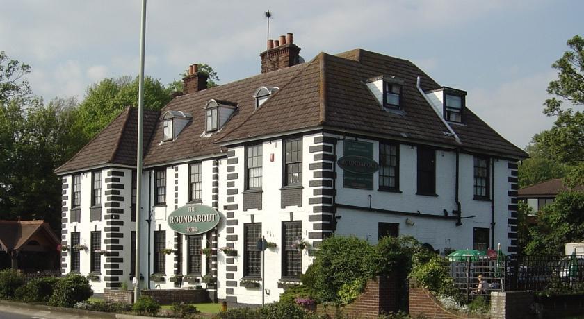 Отель The Roundabout Hotel