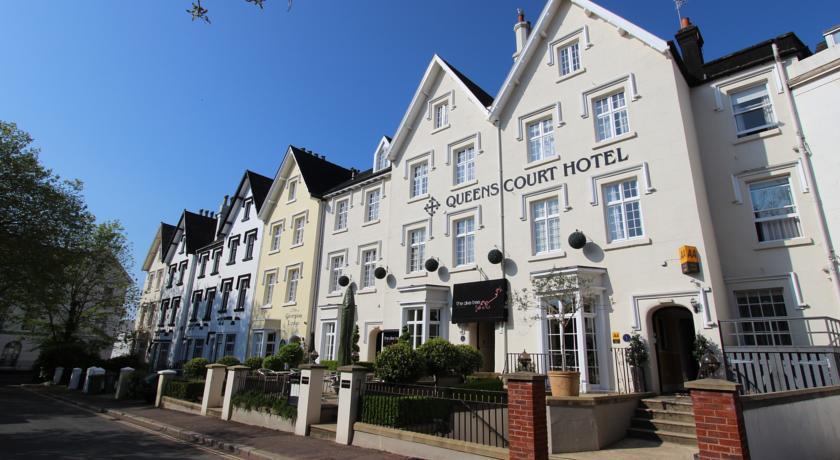 Отель The Queens Court Hotel