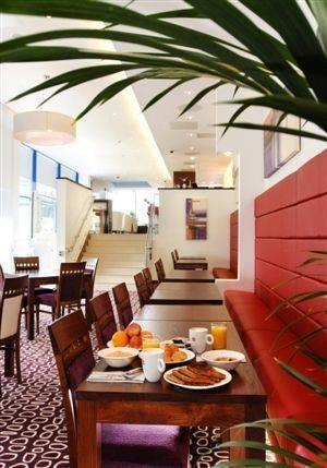 Отель Holiday Inn Express London Golders Green