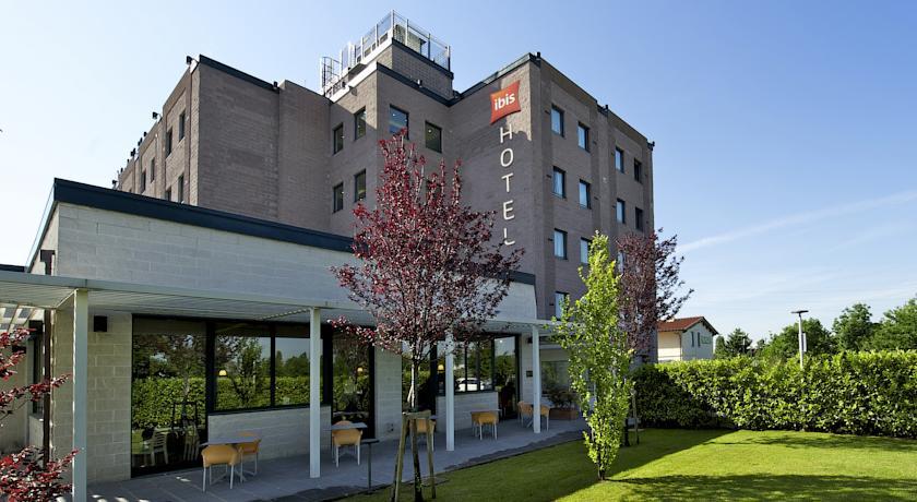 Отель Hotel Ibis Firenze Prato Est