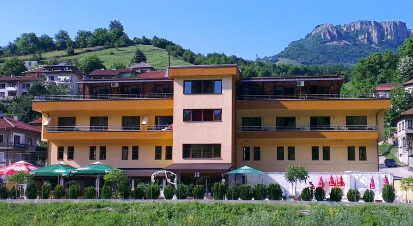 Отель Family Hotel Enica