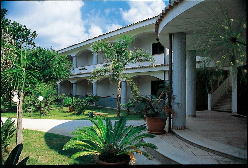 Отель Villaggio Torre Ruffa Robinson