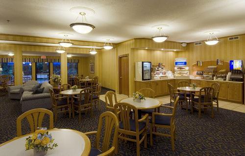 Отель Holiday Inn Express Fremont (Angola Area)
