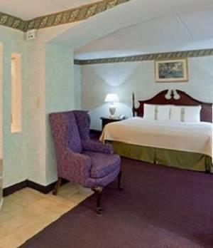 Отель Holiday Inn Long Island-Islip Airport