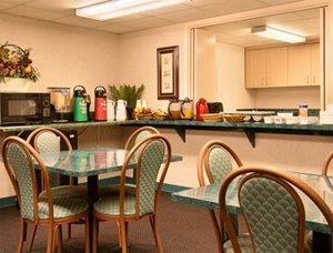 Отель Days Inn and Suites Selma