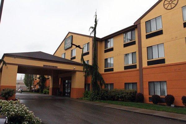 Отель Guesthouse Inn & Suites Monroe