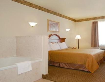 Отель Quality Inn & Suites