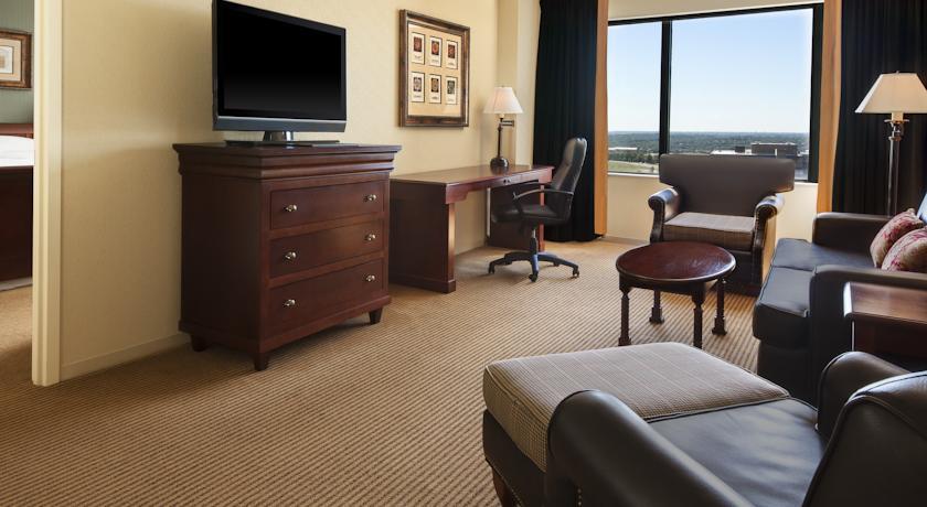Отель Sheraton Overland Park Hotel at the Convention Center