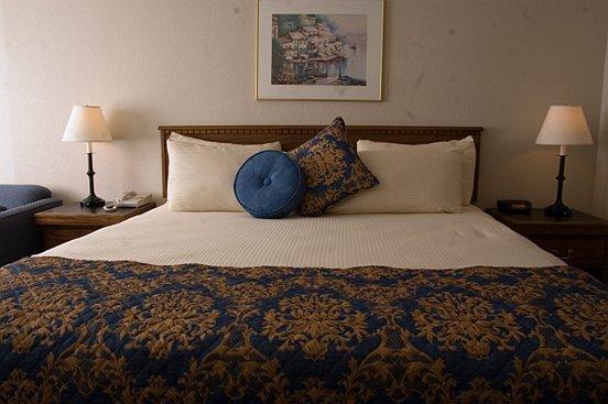 Отель Charter Inn and Suites