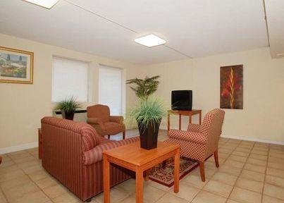 Отель Econo Lodge & Suites