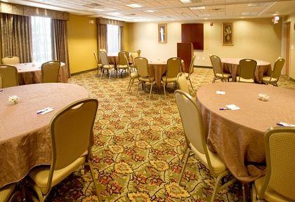 Отель Holiday Inn Express Hotel & Suites Selma