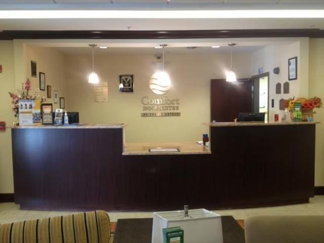 Отель Comfort Inn & Suites