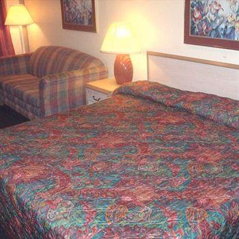 Отель Super 7 Inn And Suites