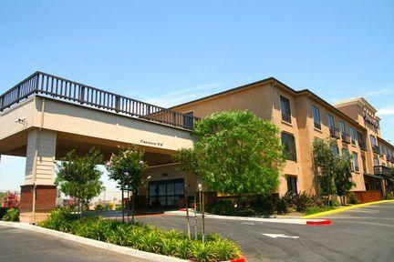 Отель Hampton Inn Norco